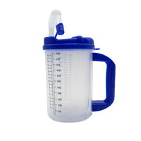 Caneca isolada plástica com medida graduada do punho para o paciente 